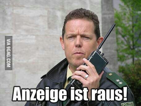 Polizist spricht "Anzeige ist raus" in ein Funkgerät.