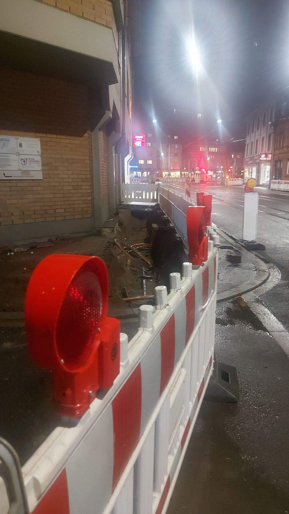 Aufgerissener Fußweg