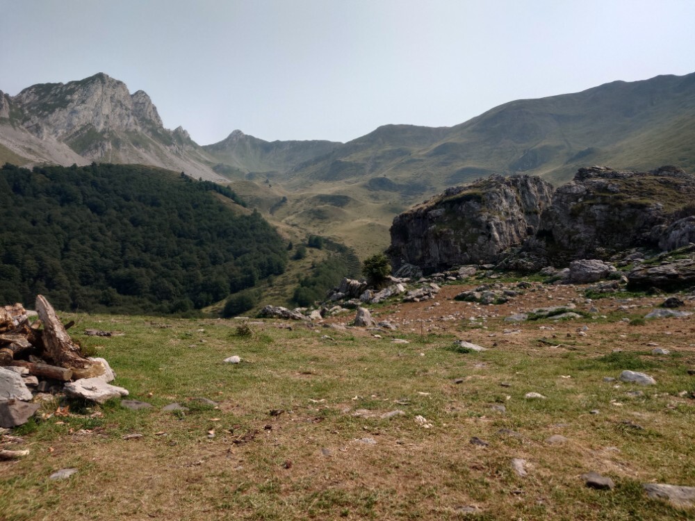 photo dune vallée entre les montagnes dans les Pyrénées