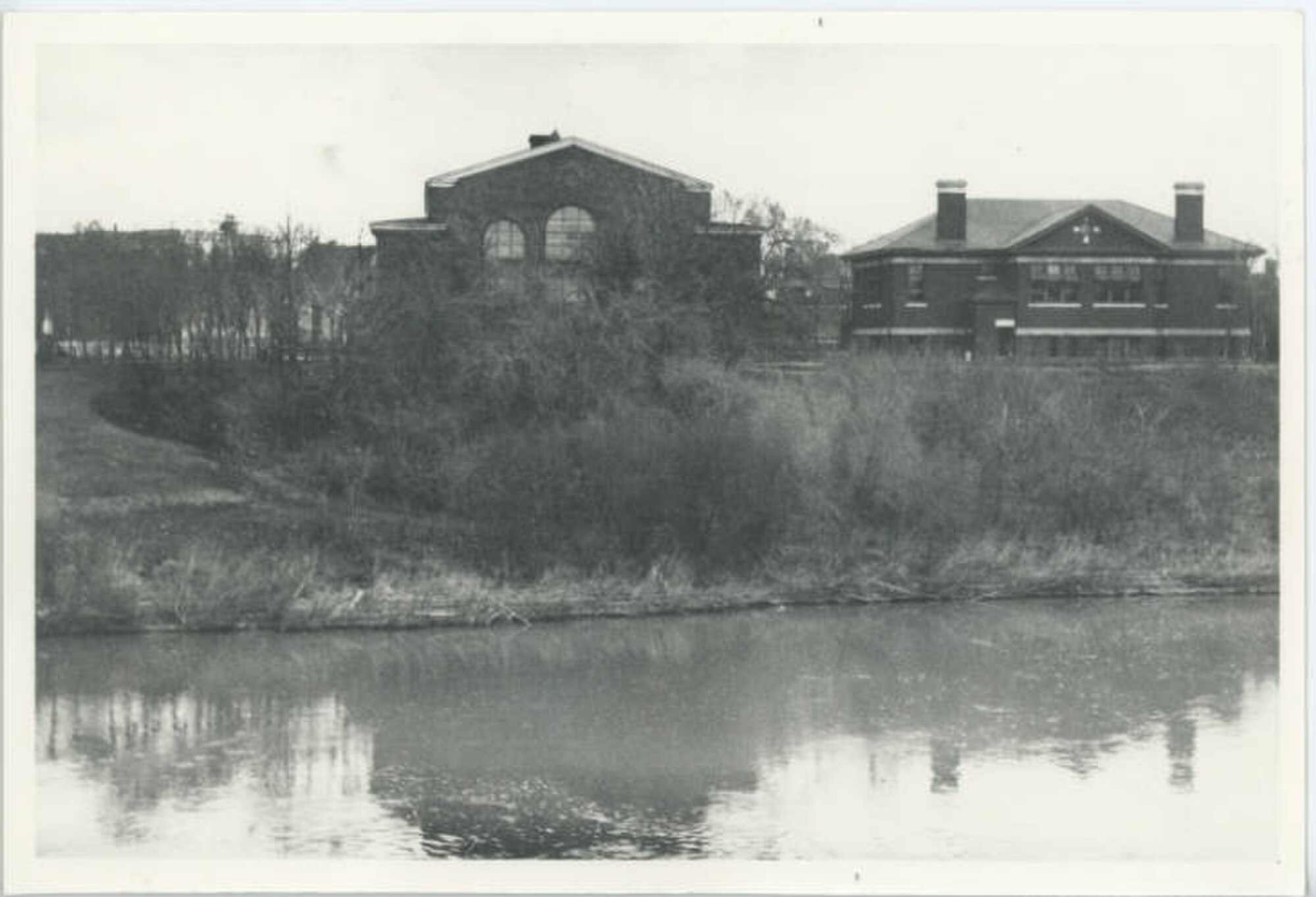 Public Bath House on the Assiniboine River in Winnipeg, Manitoba near the Cornish branch of the Winnipeg Public Library in 1915. Unknown author, from Wikimedia Commons