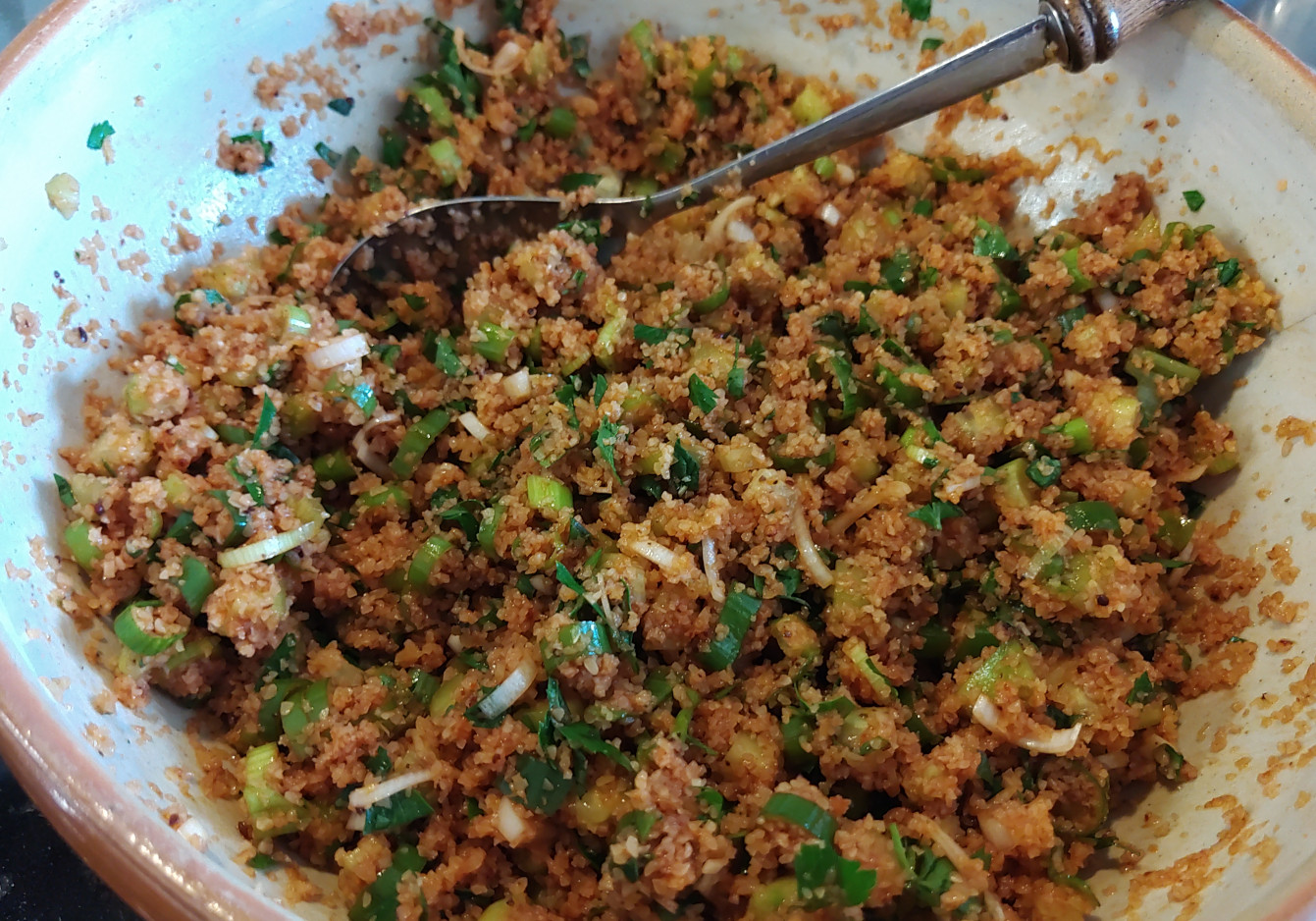 Eine Schüssel mit Bulgursalat (türkisch: kısır)