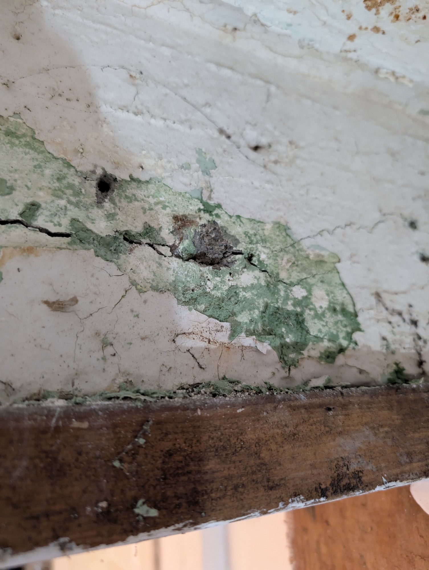 Horizontal crack in concrete above wall