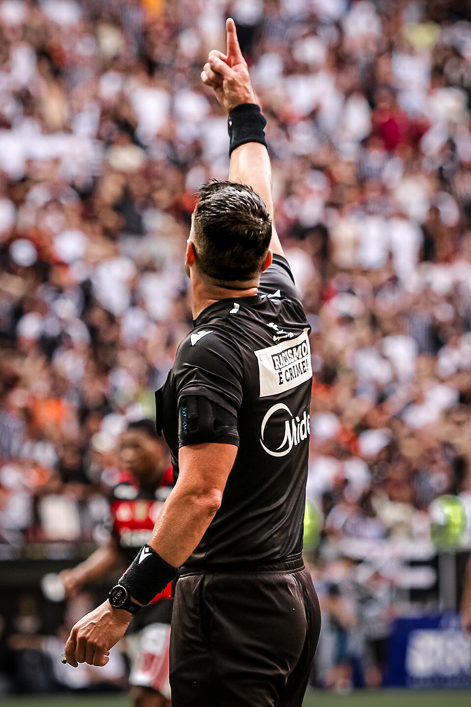 #↊: Arbitro futebol apontando estadio Brasil.jpg
