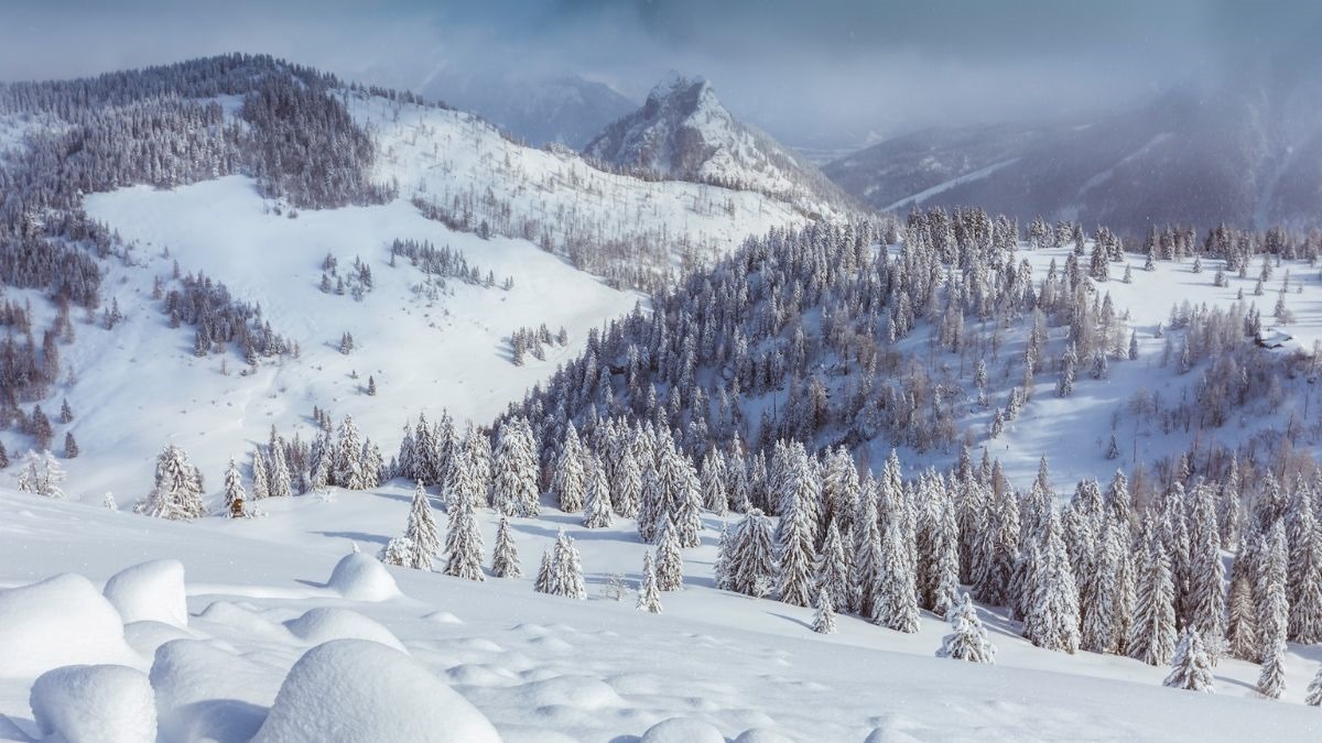 Unusual Phenomenon: California's Mountains Still Covered in Snow During Summer